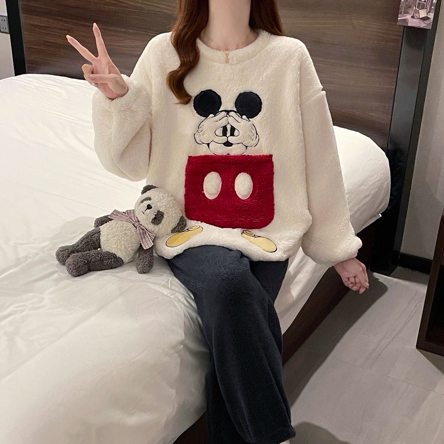 Mickey 3D Patchwork Plush Paja - Oversized Crewneck Fleece บทวิจารณ์และราคา