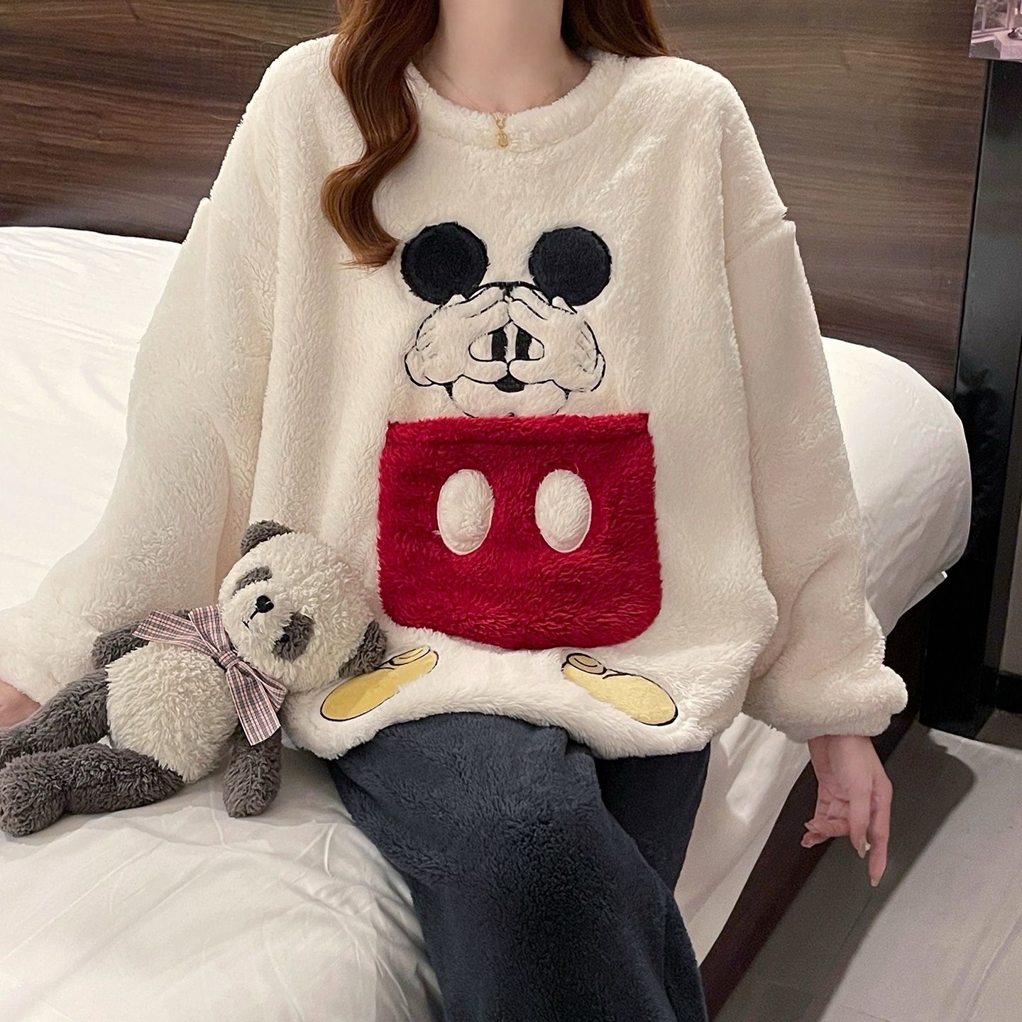 Mickey 3D Patchwork Plush Paja - Oversized Crewneck Fleece บทวิจารณ์และราคา
