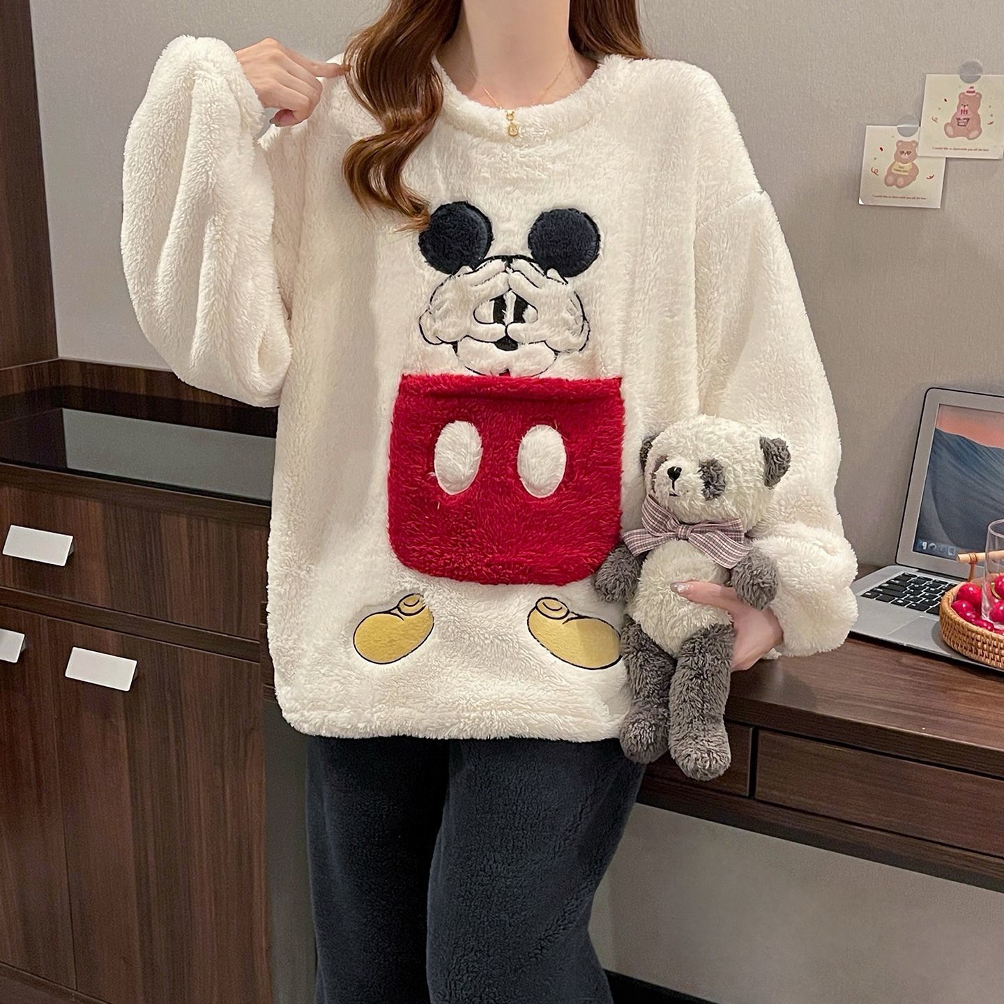 Mickey 3D Patchwork Plush Paja - Oversized Crewneck Fleece บทวิจารณ์และราคา