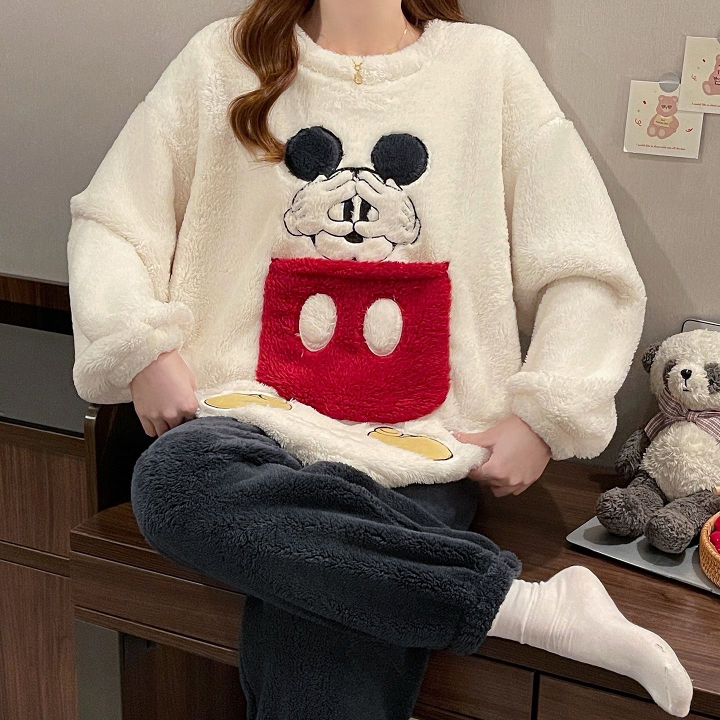 Mickey 3D Patchwork Plush Paja - Oversized Crewneck Fleece บทวิจารณ์และราคา
